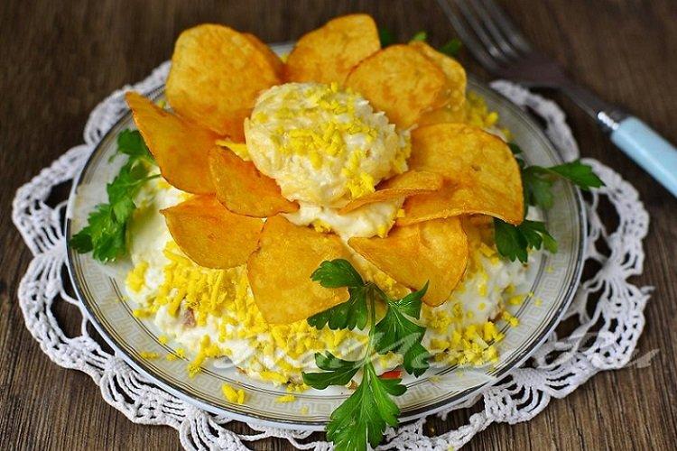 Salat mit Rindfleisch und Chips