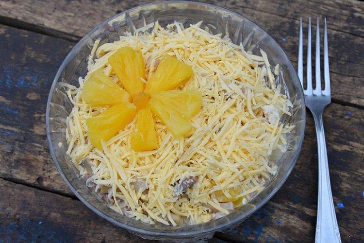 Salat mit Ananas und Chips