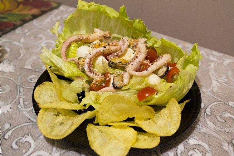 Salat mit Meeresfrüchten und Chips
