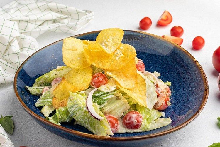 Salat mit Chips, Kirschtomaten und Parmesan