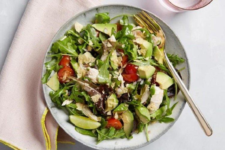 Salat mit Avocado und Chips