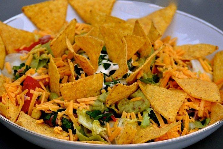 Salat mit Maischips Nachos