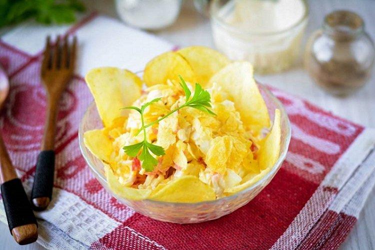 Salat mit Chips und Mais