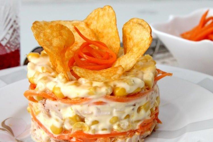 Salat mit koreanischen Karotten und Chips