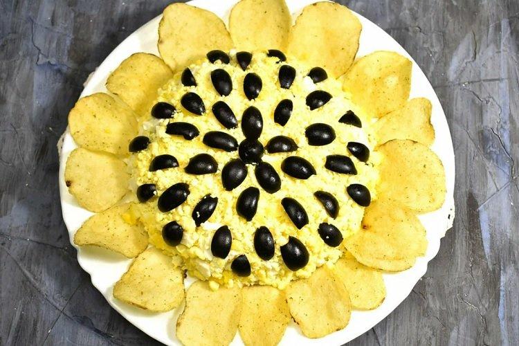 Käsesalat mit Oliven und Chips