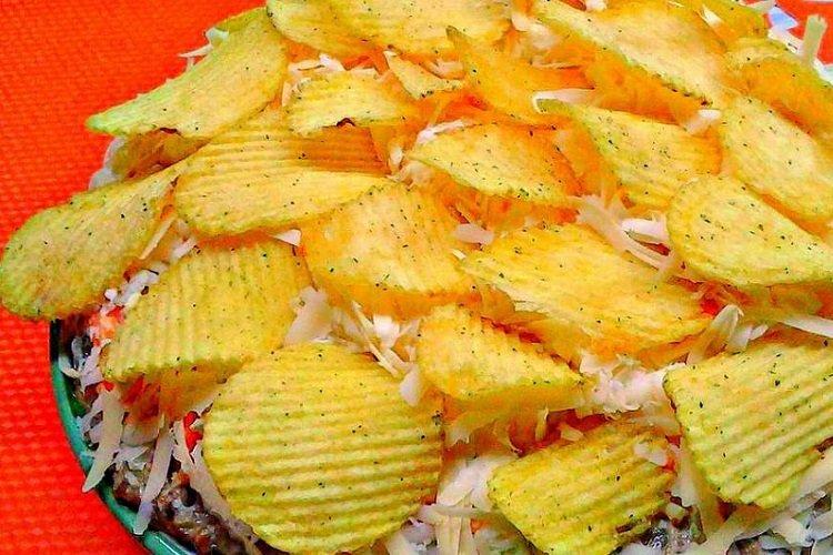 Salat mit Chips und Sprotten