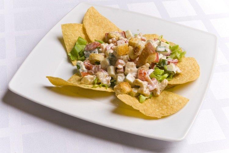 Salat mit Huhn, Tomaten und Chips