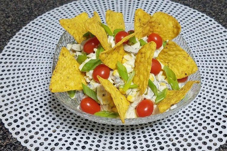 Salat mit Tomaten und Käsechips