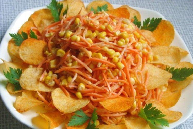 Salat mit Chips, koreanischen Karotten und eingelegten Pilzen
