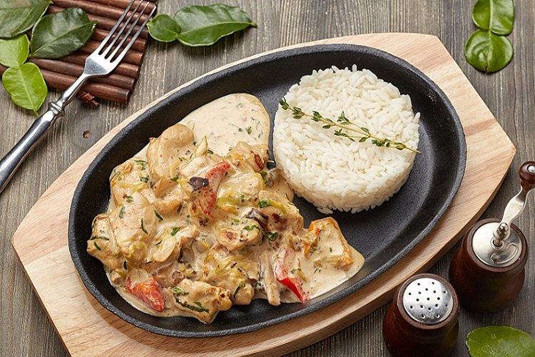 Hähnchen-Stroganoff mit Paprika
