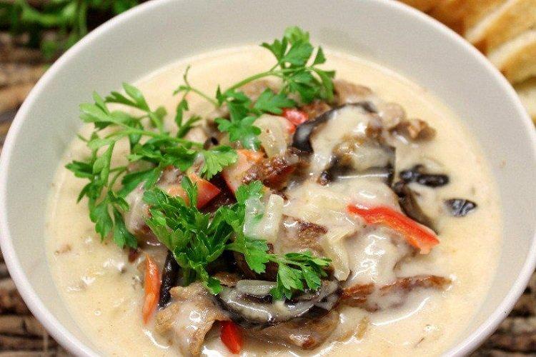 Hähnchen-Stroganoff mit Pflaumen und Paprika
