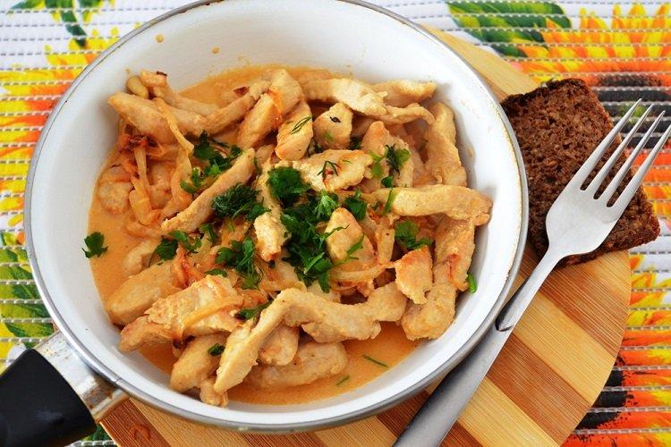 Hähnchen-Stroganoff mit Zwiebeln und Karotten