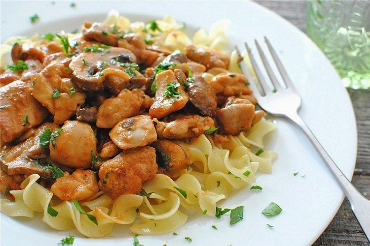 Hähnchen-Stroganoff mit Pilzen