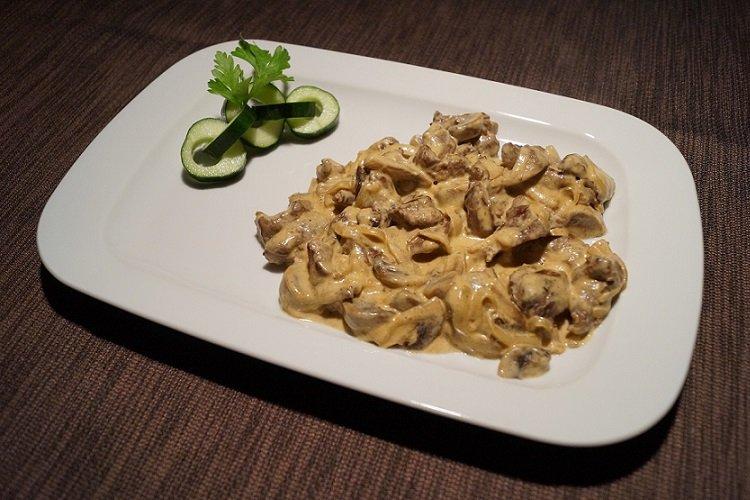 Hähnchen-Stroganoff in Sauerrahm