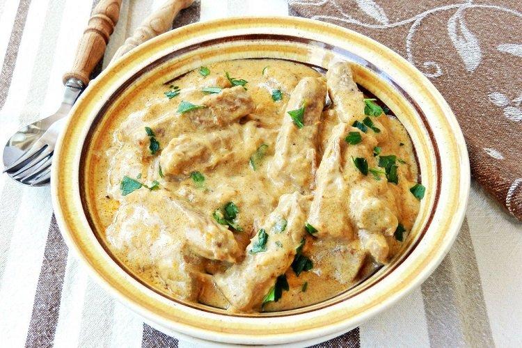 Hähnchen-Stroganoff in Sauerrahm-Senf-Sauce