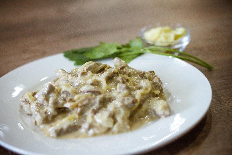 Hähnchen-Stroganoff mit Schmelzkäse