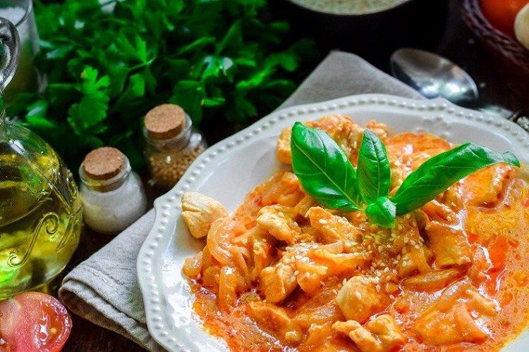 Hähnchen-Stroganoff in scharfer Sauce