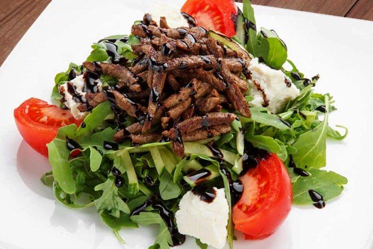 Warm Salad with Arugula and Beef