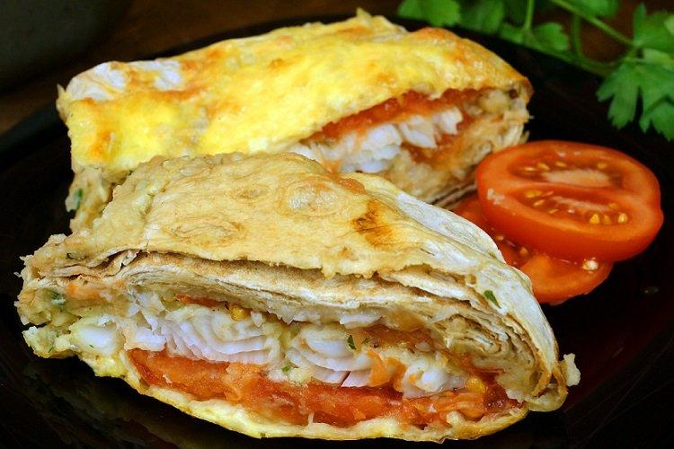 Alaska-Seelachsfilet, gebacken mit Tomaten in Lavash