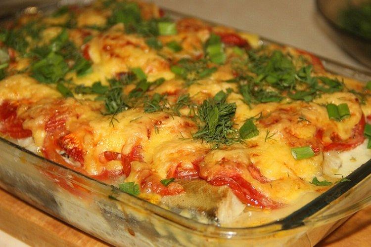 Alaska-Seelachsfilet, gebacken mit Gemüse