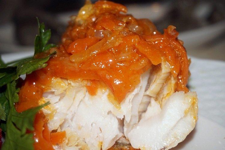 Alaska-Seelachsfilet, gebacken mit Tomatensauce