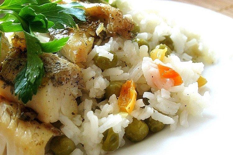 Alaska-Seelachsfilet mit Gemüse und Reis