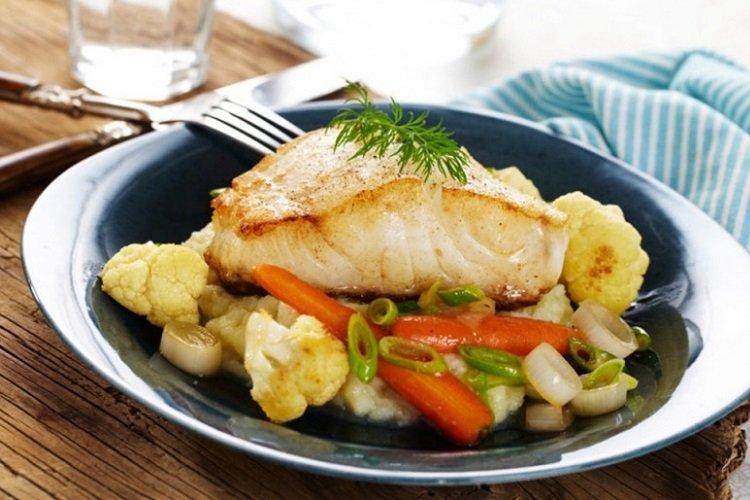 Alaska-Seelachsfilet, gebacken mit Blumenkohl