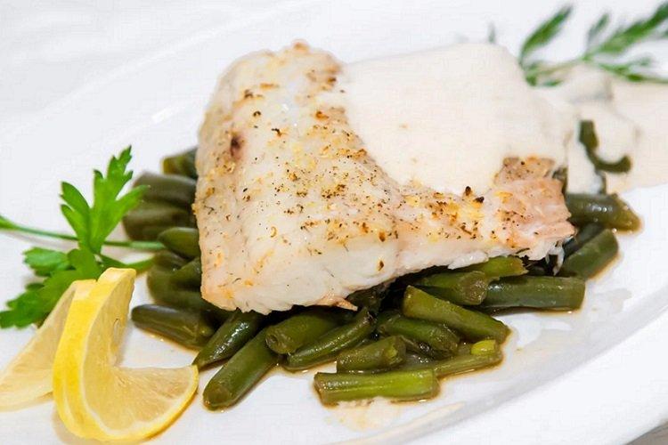 Alaska-Seelachsfilet, gebacken mit grünen Bohnen