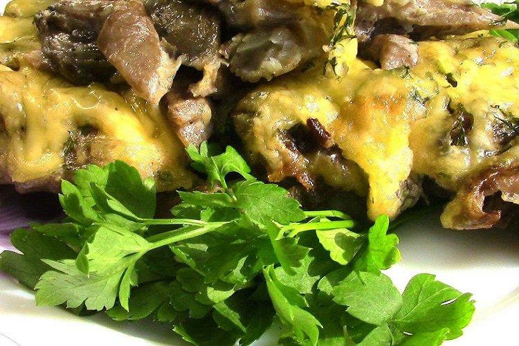 Alaska-Seelachsfilet, gebacken mit Pilzen