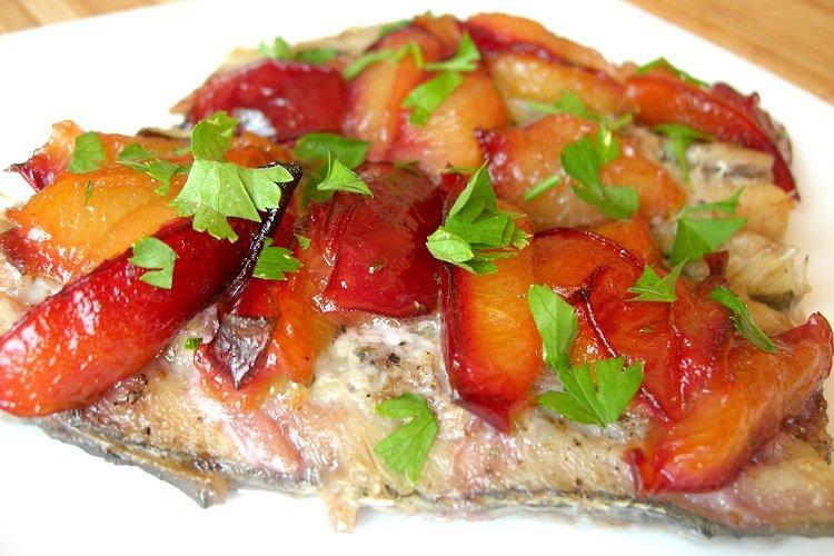 Alaska-Seelachsfilet mit Pflaumen