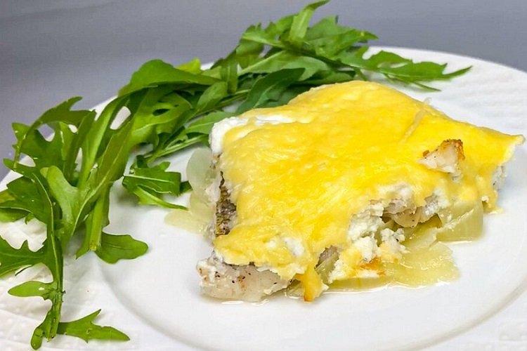 Alaska-Seelachsfilet, gebacken unter Käsesauce