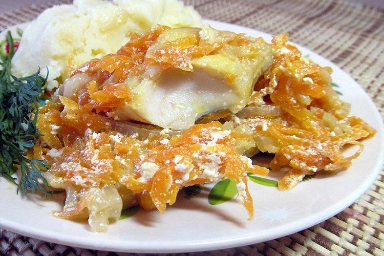 Alaska-Seelachsfilet mit Zwiebeln und Karotten