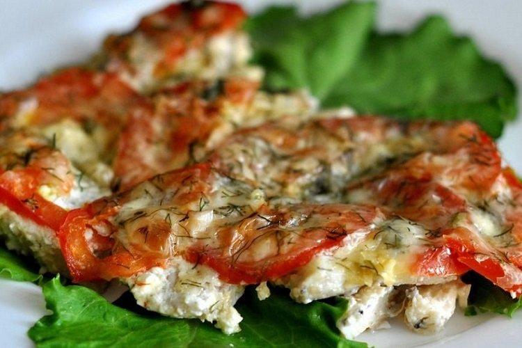Alaska-Seelachsfilet, gebacken mit Käse und Tomaten