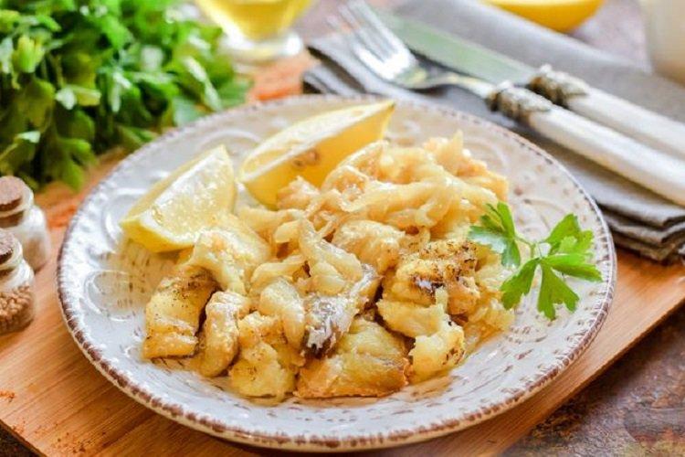 Alaska-Seelachsfilet mit Zwiebeln im Bratschlauch