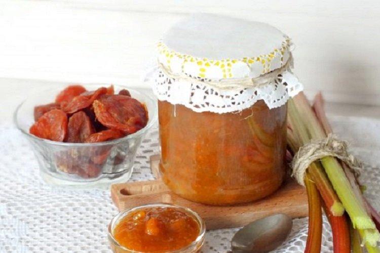 Rhabarbermarmelade mit getrockneten Aprikosen