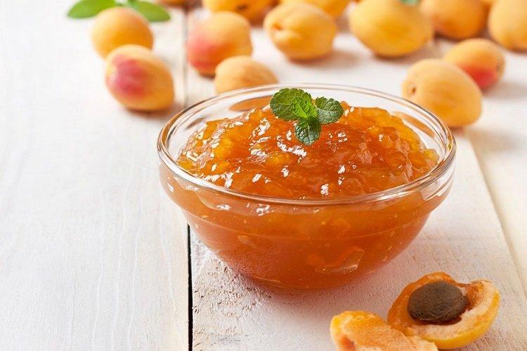 Rhabarbermarmelade mit Aprikosen
