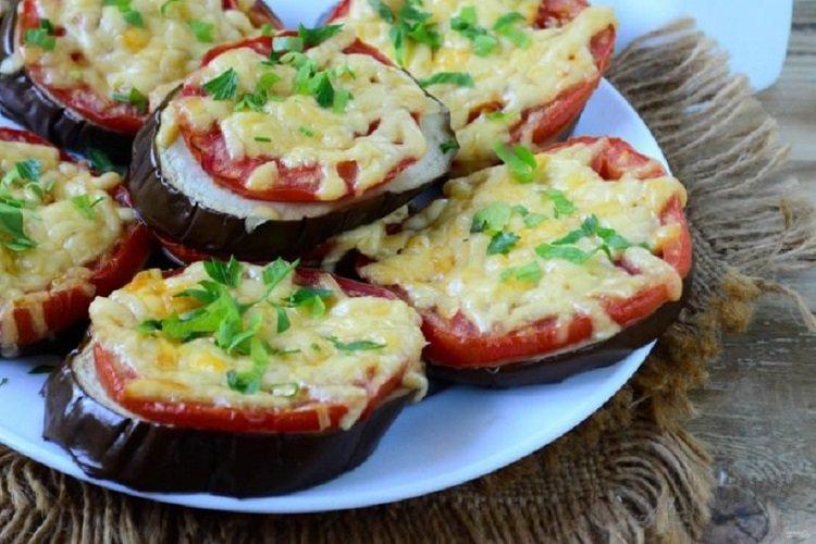 Auberginen, gebacken mit Tomaten und Käse