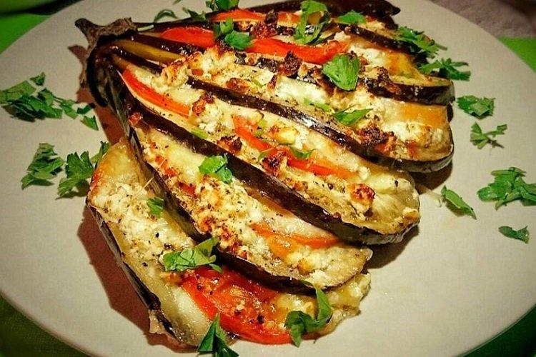 Auberginen mit Mozzarella und Tomaten