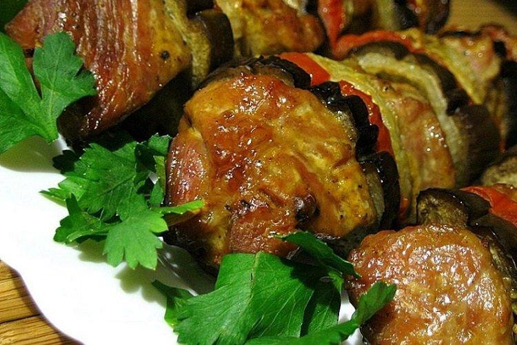 Auberginen, gebacken mit Schweinefleisch