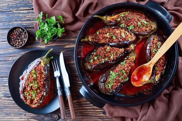 Auberginen mit Hackfleisch in scharfer Soße