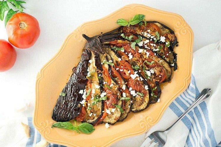Auberginen mit Tomaten, fächerförmig gebacken