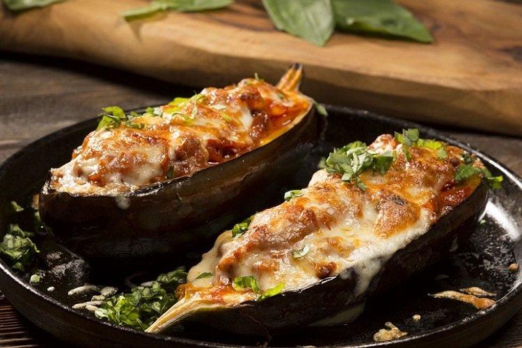 Auberginen mit Hackfleisch im Ofen
