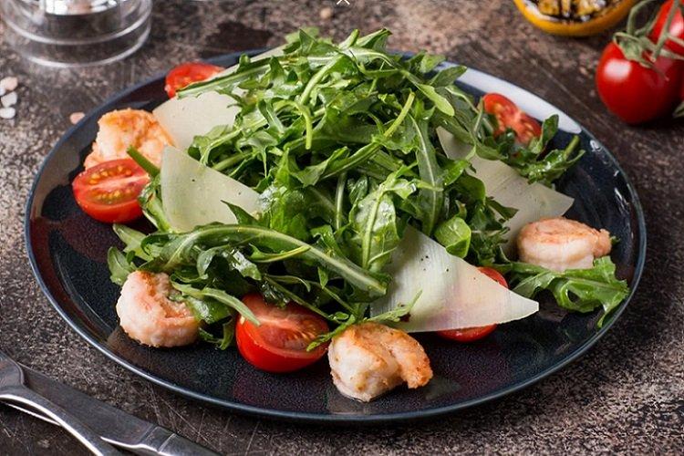 Salat mit Garnelen, Rucola und Parmesan