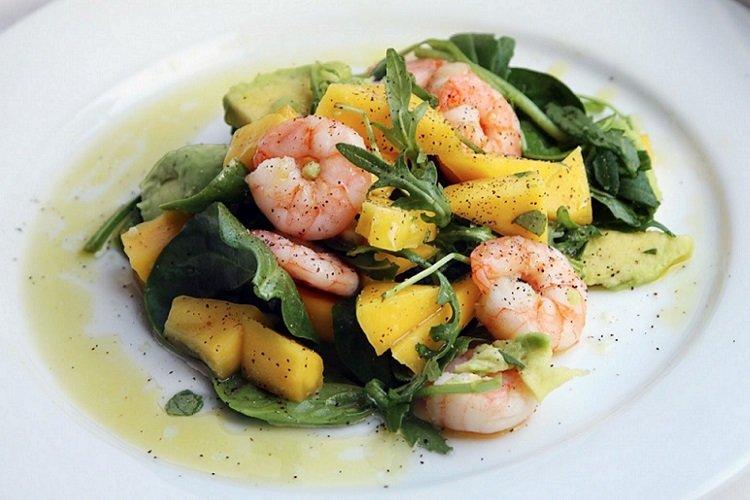 Salat mit Garnelen, Rucola und Mango