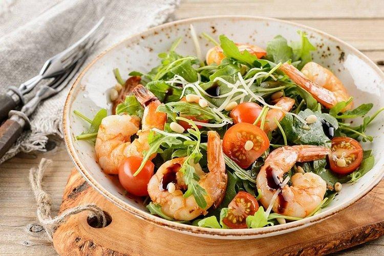 Kartoffelsalat mit Garnelen und Rucola