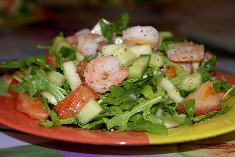 Gemüsesalat mit Rucola und Garnelen