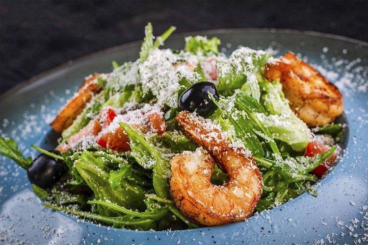 Salat aus Rucola, Garnelen und Oliven