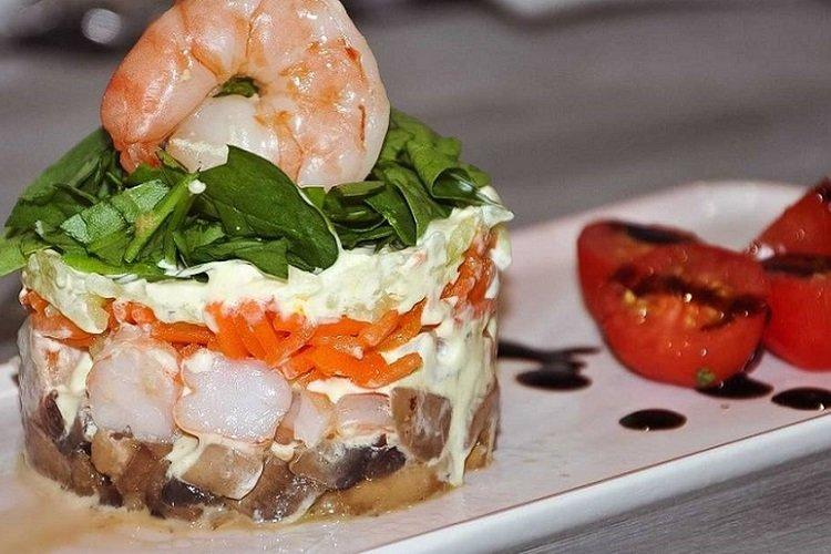 Schichtsalat mit Garnelen, Rucola und Pilzen