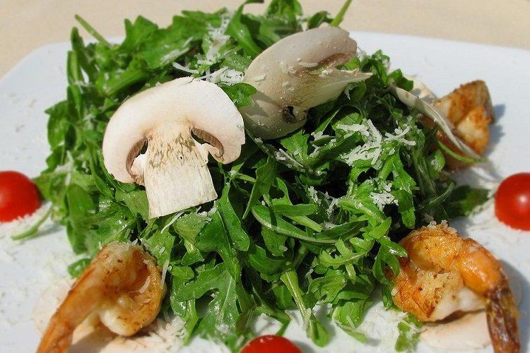 Salat mit Garnelen, Rucola und frischen Champignons