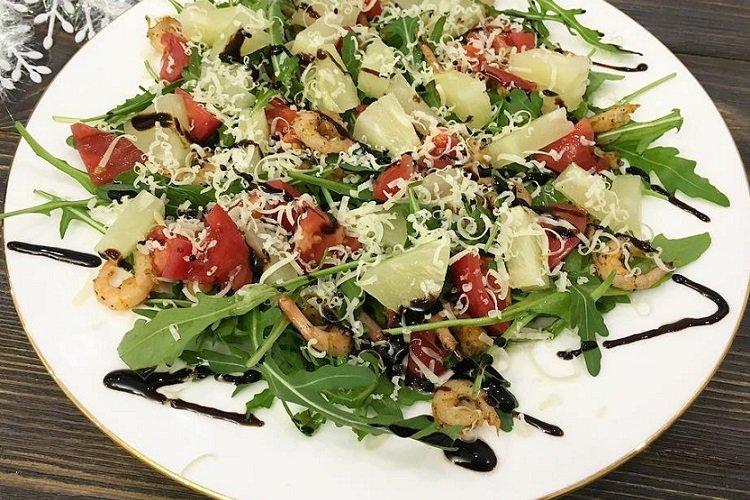 Salat aus Rucola, Ananas und Garnelen